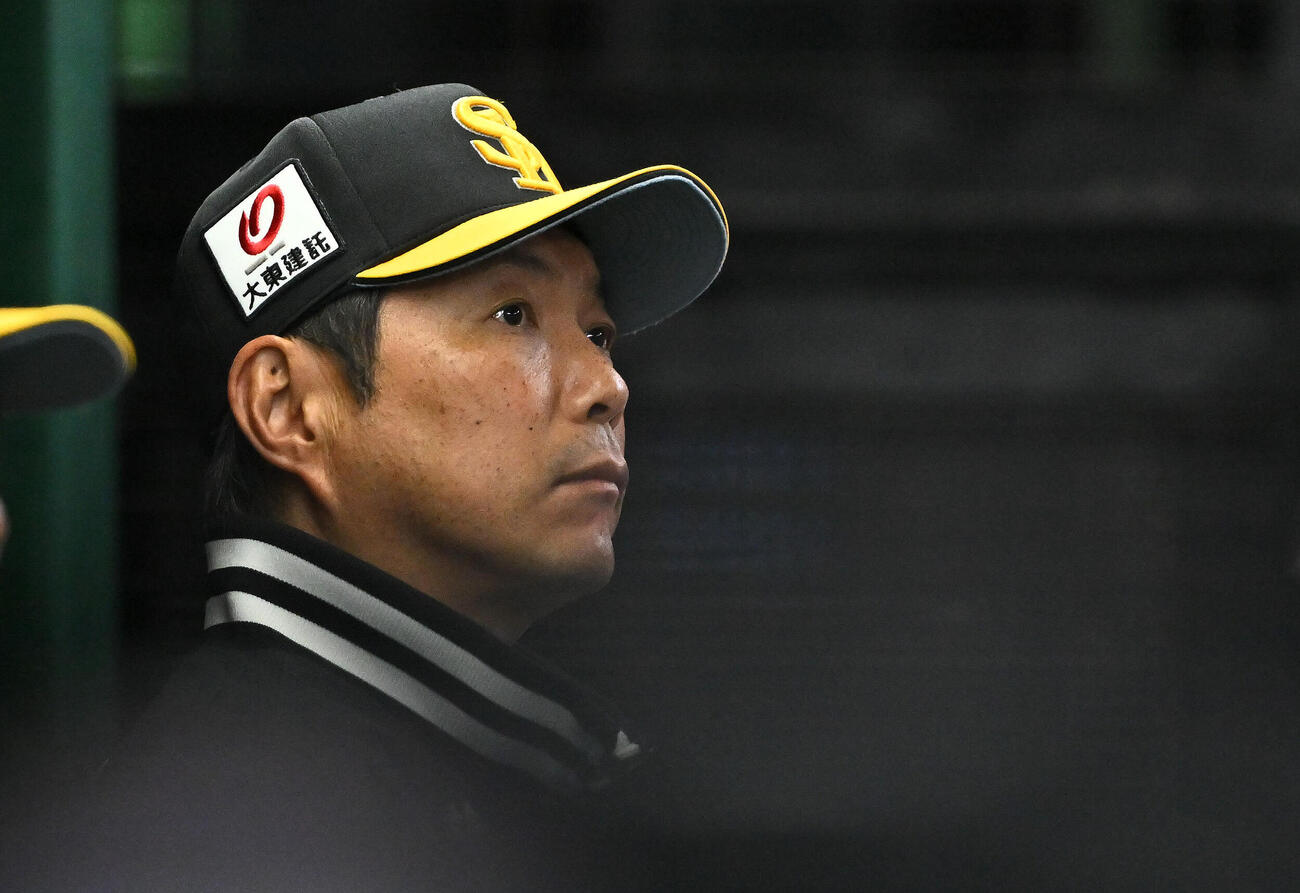 西武対ソフトバンク　戦況を見守るソフトバンク小久保裕紀監督（撮影・滝沢徹郎）