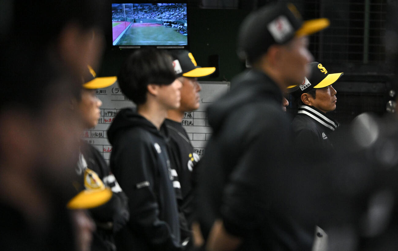 西武対ソフトバンク　9回表、ベンチで浮かない表情のソフトバンク小久保裕紀監督（後方右）（撮影・滝沢徹郎）