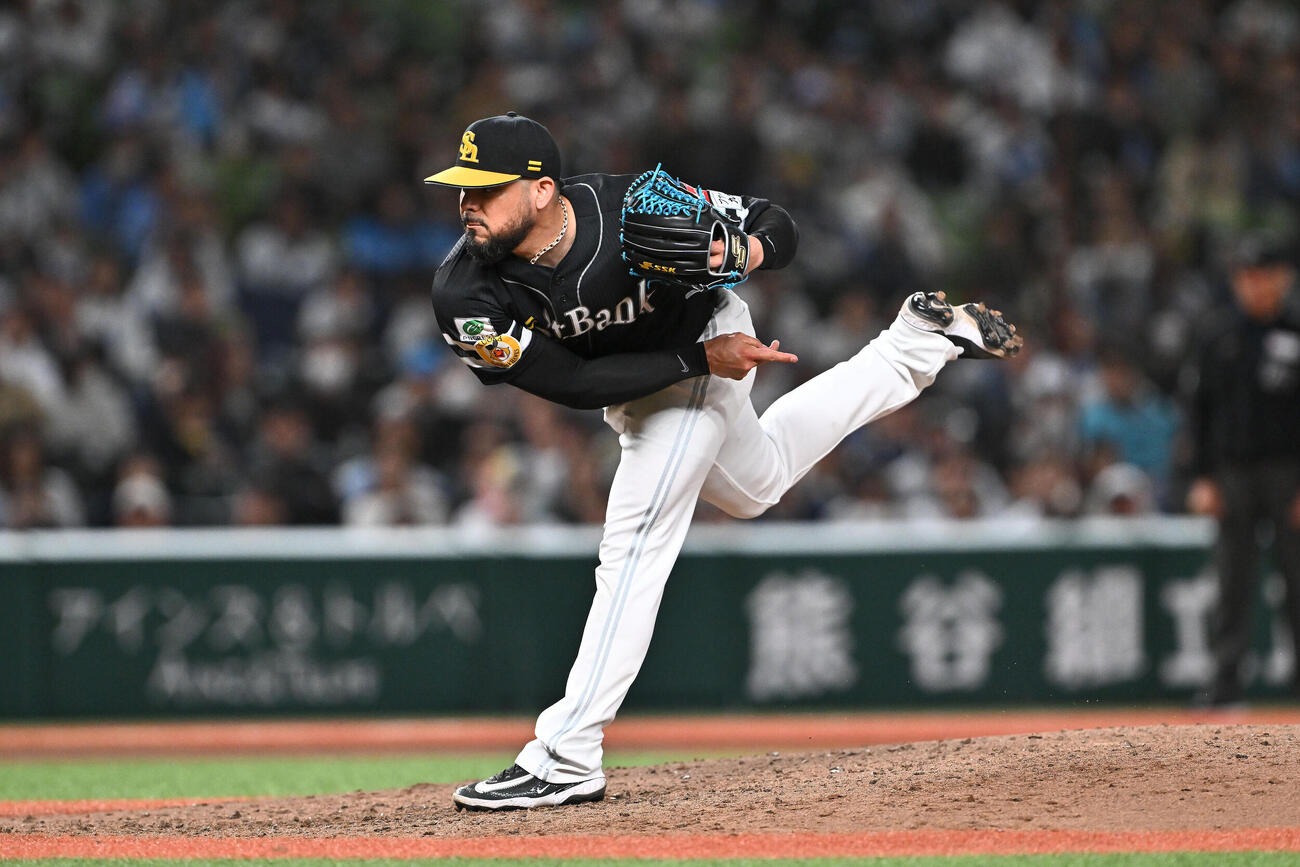 西武対ソフトバンク　ソフトバンク2番手で登板するロベルト・オスナ（撮影・滝沢徹郎）