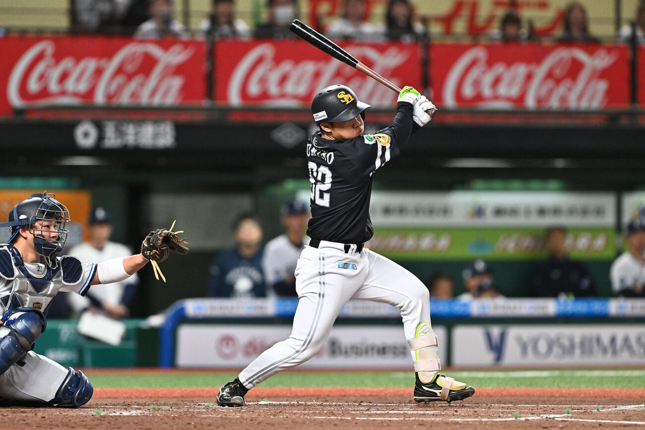 西武対ソフトバンク　3回表ソフトバンク無死、海野隆司は右前打を放つ（撮影・滝沢徹郎）