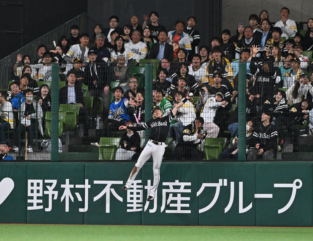 西武対ソフトバンク　4回裏西武無死、中堅手周東佑京はアレクサンダー・カナリオの打球に飛び付くも捕れず三塁打となる（撮影・滝沢徹郎）