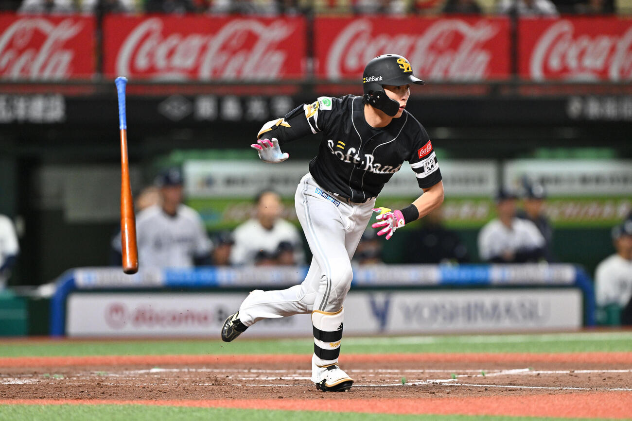 西武対ソフトバンク　3回表ソフトバンク1死一塁、周東佑京は右前打を放つ（撮影・滝沢徹郎）