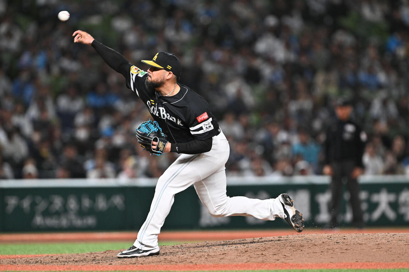 西武対ソフトバンク　ソフトバンク2番手で登板するロベルト・オスナ（撮影・滝沢徹郎）