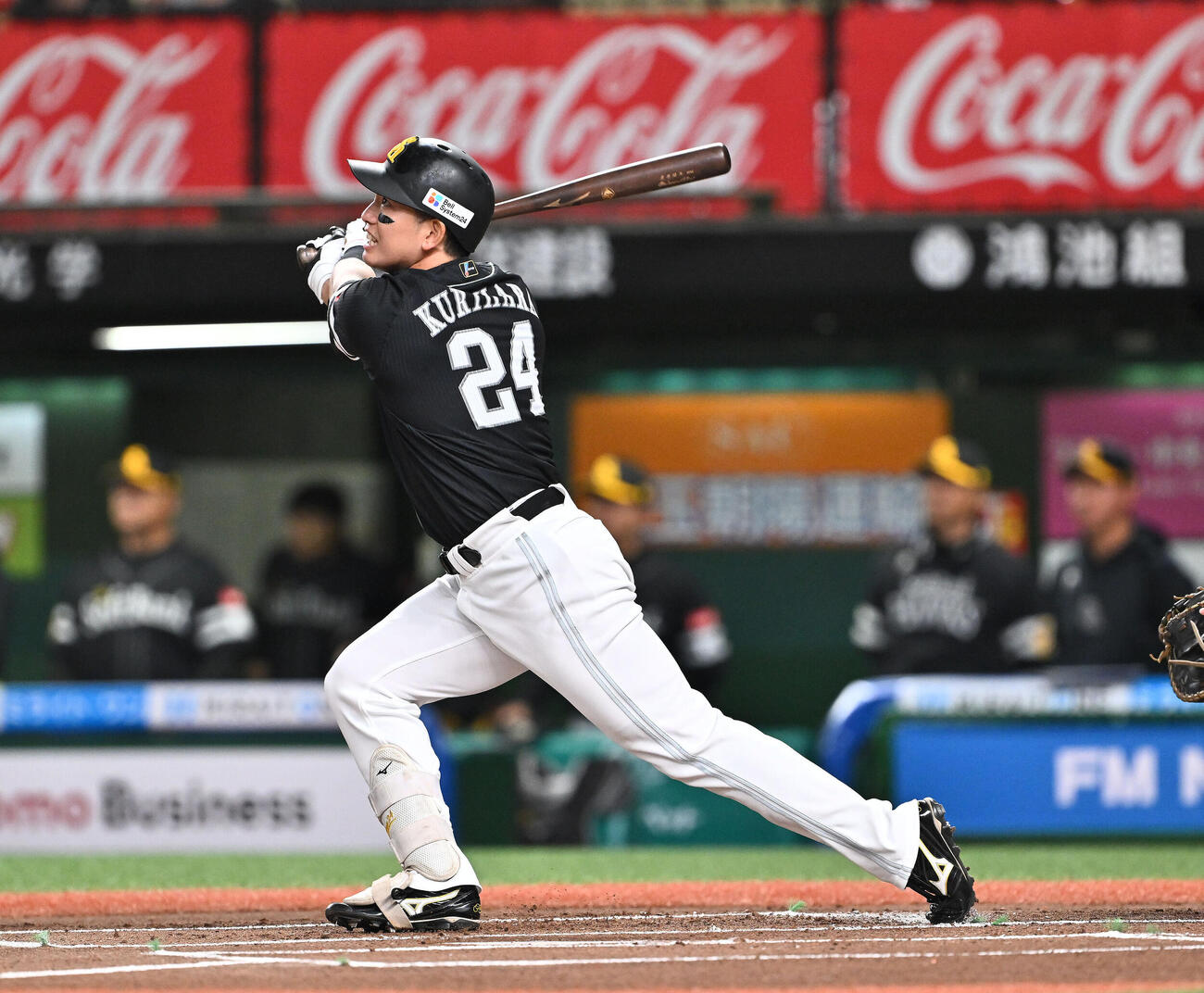 西武対ソフトバンク　1回表ソフトバンク2死、栗原陵矢は先制ソロ本塁打を放つ（撮影・滝沢徹郎）