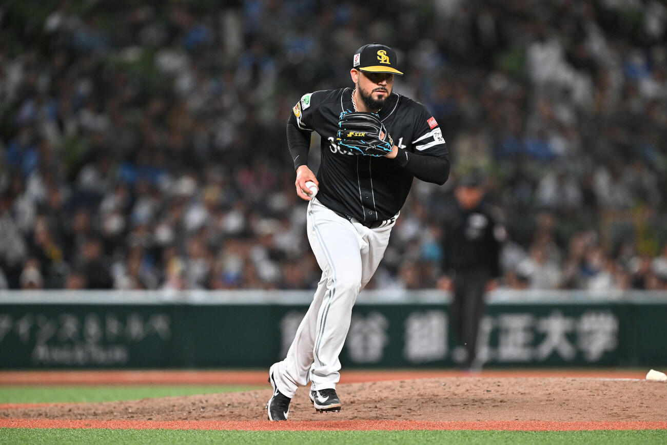 西武対ソフトバンク　8回裏西武無死、渡部聖弥を投ゴロに打ち取るロベルト・オスナ（撮影・滝沢徹郎）