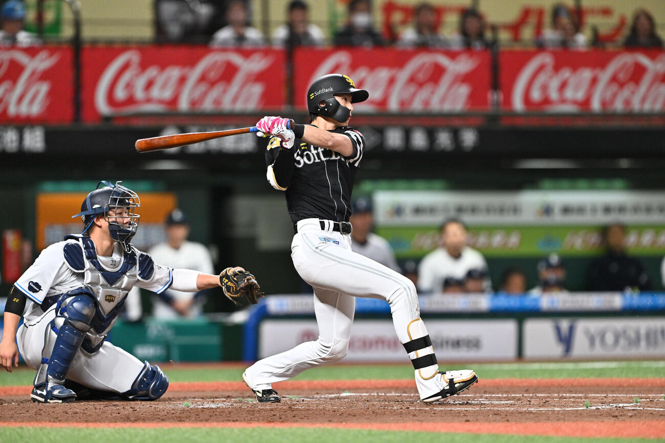 西武対ソフトバンク　3回表ソフトバンク1死一塁、周東佑京は右前打を放つ（撮影・滝沢徹郎）