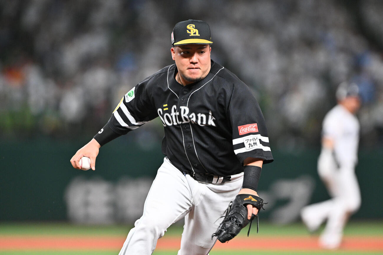 西武対ソフトバンク　2回裏西武無死二、三塁、平沢大河の一ゴロを処理する山川穂高（撮影・滝沢徹郎）