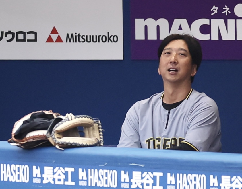 DeNA対阪神　試合前、練習を見守る藤川球児監督＝2026年4月22日　