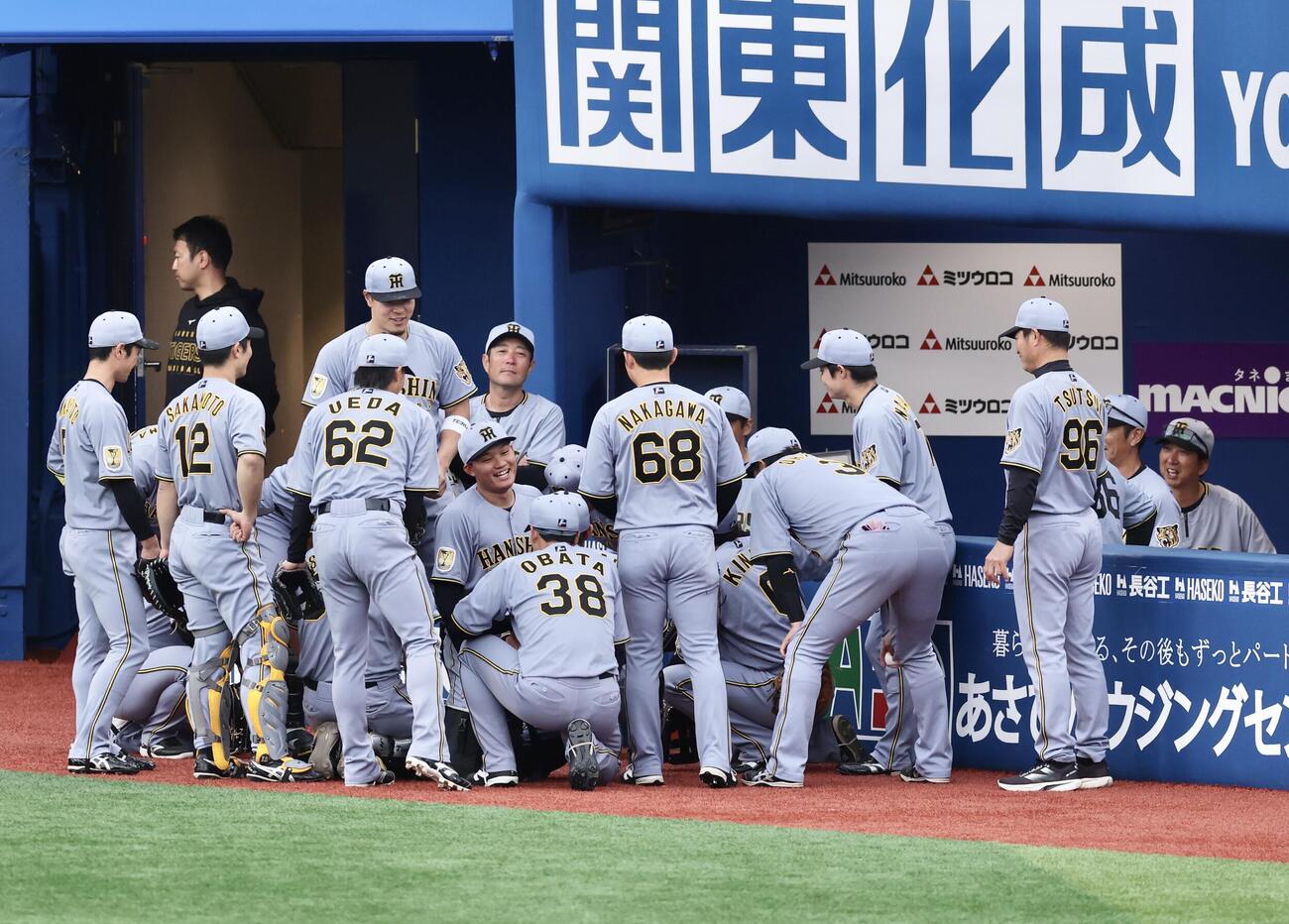 DeNA対阪神　試合前円陣を組む阪神ナイン。後方右は藤川球児監督＝2026年4月22日　