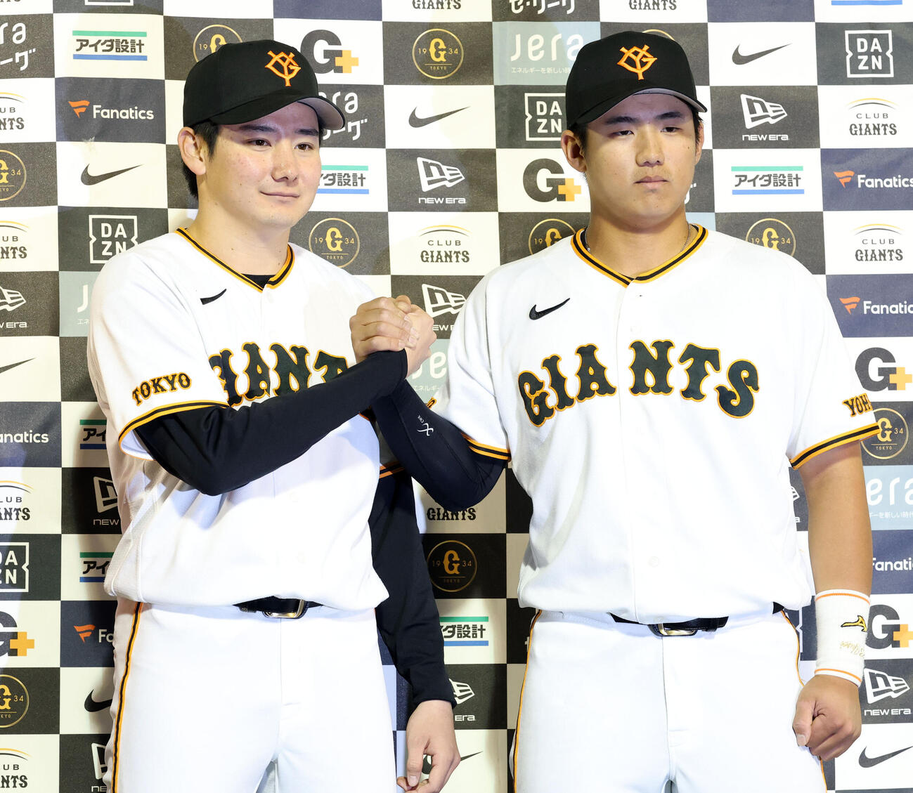 巨人対中日　ヒーローインタビューで笑顔で記念撮影する巨人竹丸和幸（左）と石塚裕惺（撮影・浅見桂子）