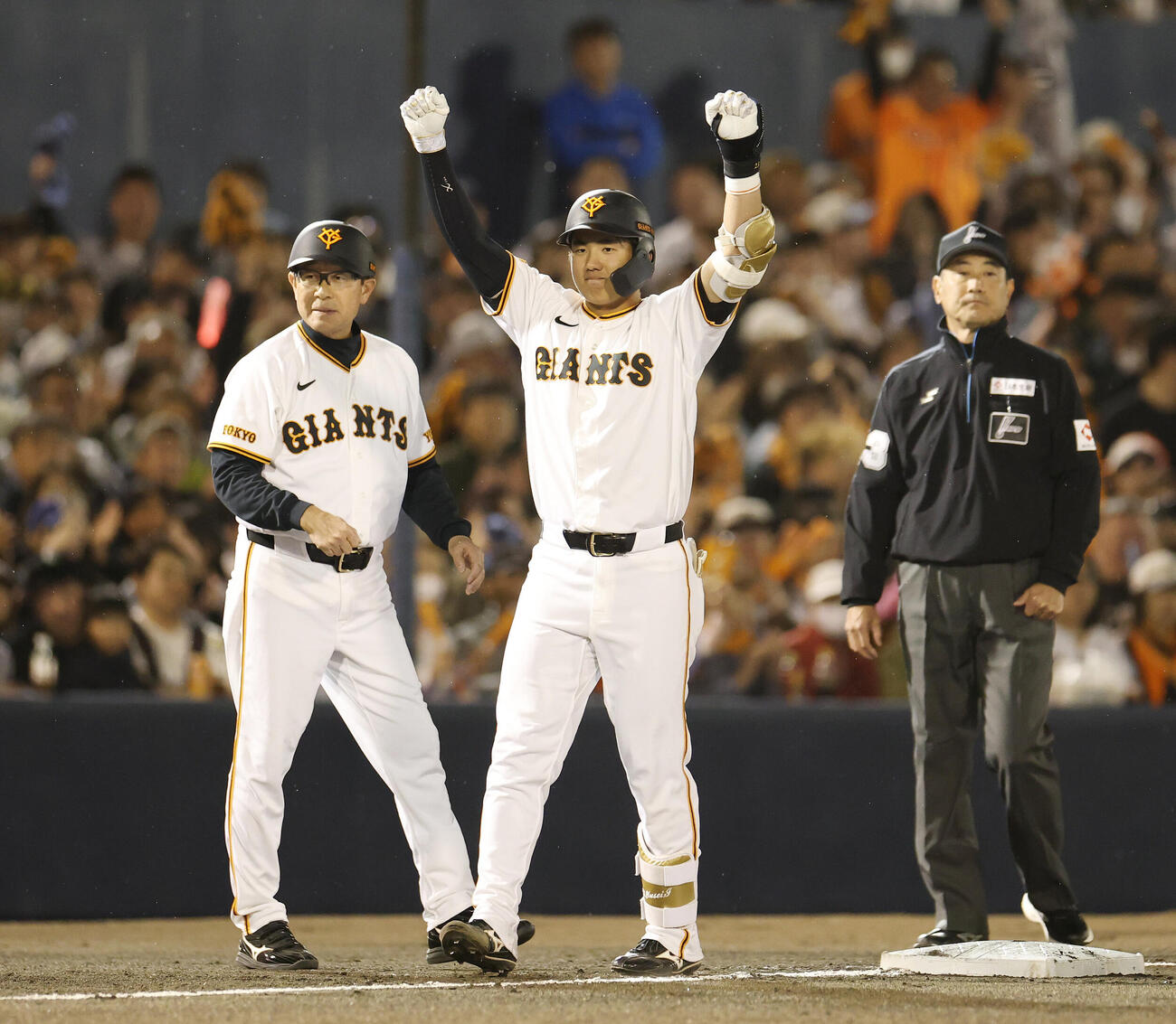 巨人対中日　2回裏巨人2死一、三塁、2点適時三塁打を放ちガッツポーズする石塚裕惺（撮影・宮地輝）