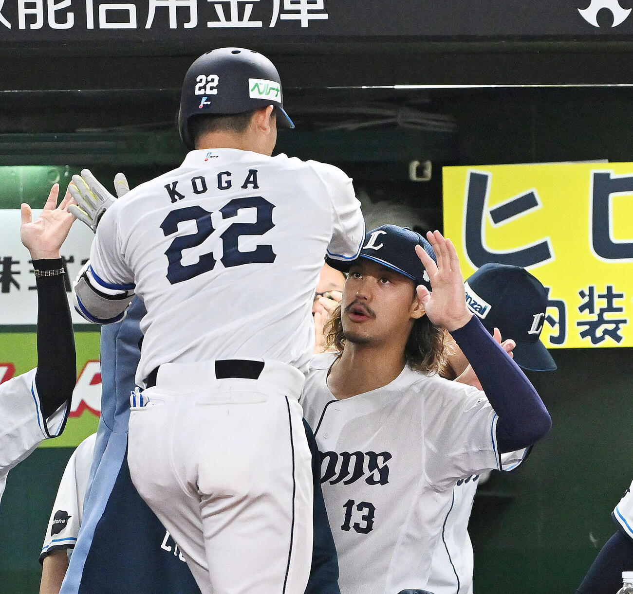 西武対ソフトバンク　2回裏西武1死二、三塁、犠飛を放った古賀悠斗（手前）を迎える高橋光成（撮影・滝沢徹郎）