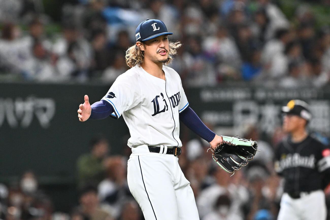 西武対ソフトバンク　5回表を投げ終え野手を迎える西武先発の高橋光成（撮影・滝沢徹郎）