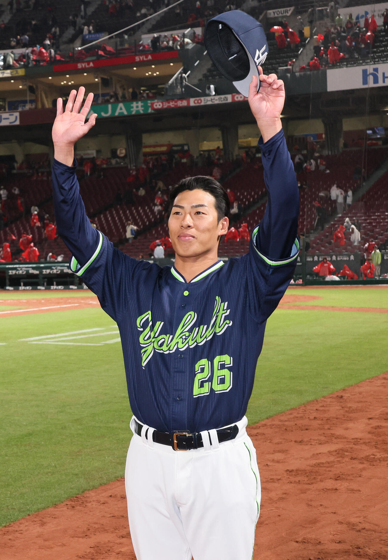 広島対ヤクルト　ファンの声援に応えるヤクルト山野太一（撮影・加藤孝規）