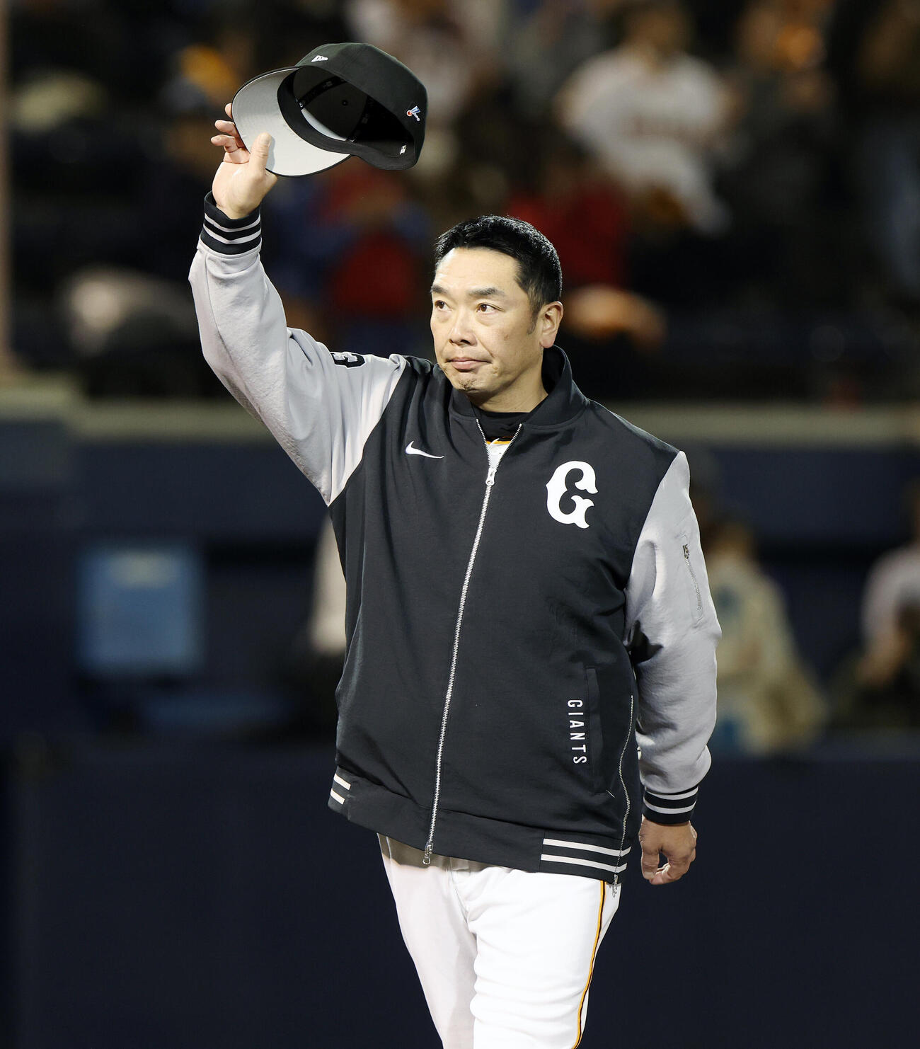 巨人対中日　勝利しファンにあいさつする巨人阿部慎之助監督（撮影・宮地輝）