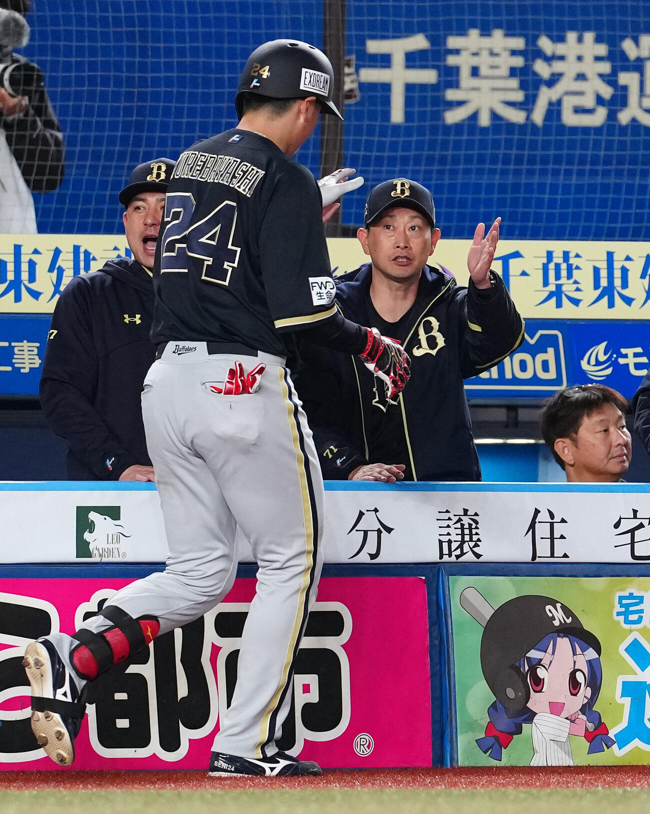 ロッテ対オリックス　5回表オリックス無死一、三塁、3点本塁打を放った紅林弘太郎を迎える岸田護監督（中央）（撮影・鈴木みどり）