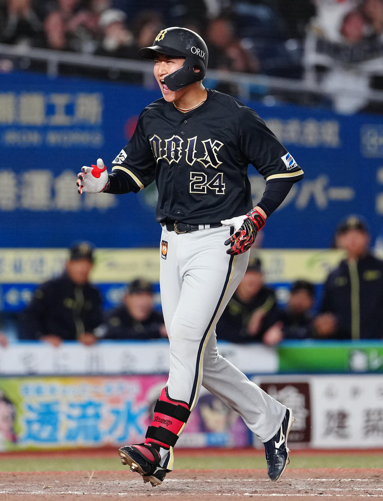 ロッテ対オリックス　5回表オリックス無死一、三塁、3点本塁打を放った紅林弘太郎は笑顔で生還（撮影・鈴木みどり）