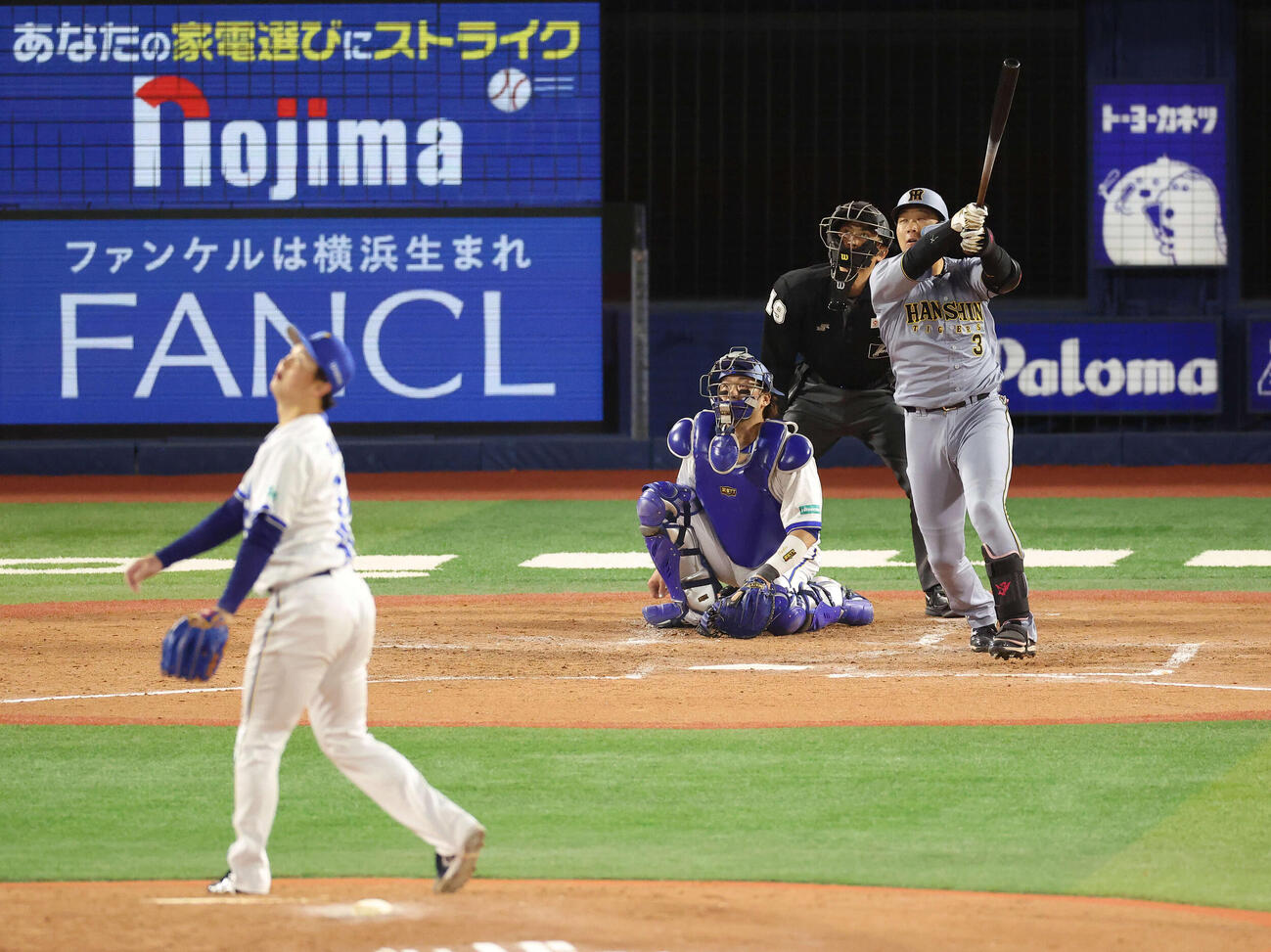 DeNA対阪神　3回表阪神2死満塁、逆転満塁本塁打を放つ大山悠輔。投手竹田祐（撮影・河田真司）　