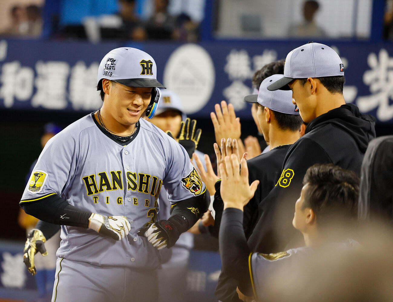 DeNA対阪神　3回表阪神2死満塁、満塁本塁打を放ちナインとタッチを交わしポーズをとる大山悠輔（撮影・藤尾明華）