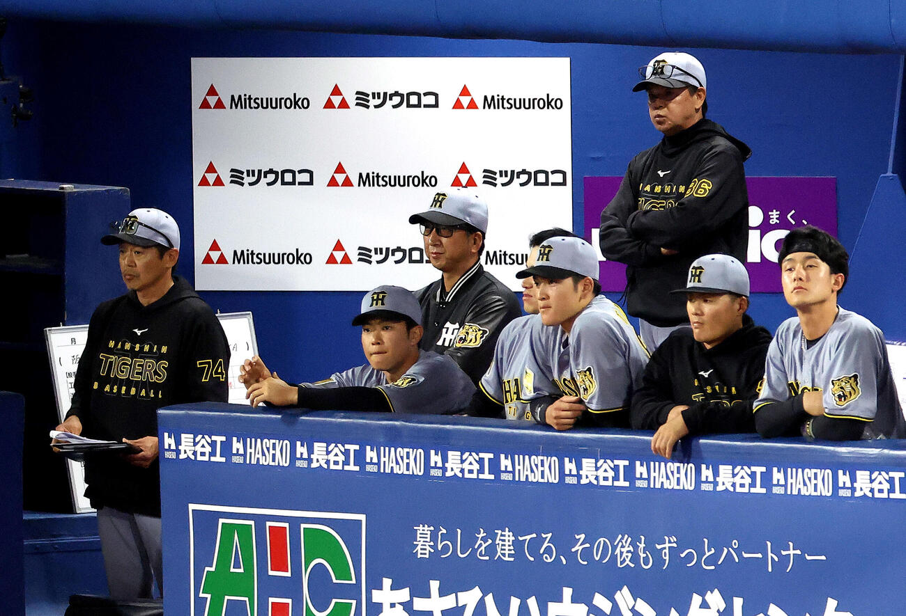 DeNA対阪神　DeNAに敗れ、浮かない表情の藤川球児監督（中央）＝2026年4月22日　