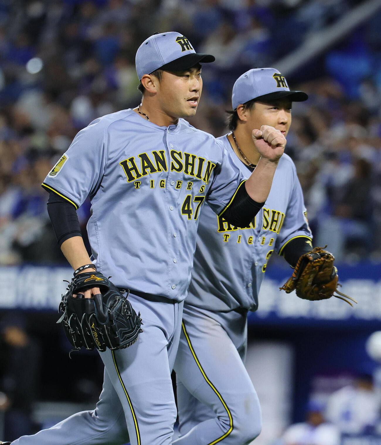 DeNA対阪神　7回裏を抑え、ガッツポーズでベンチに戻る阪神桐敷拓馬（左）（撮影・藤尾明華）