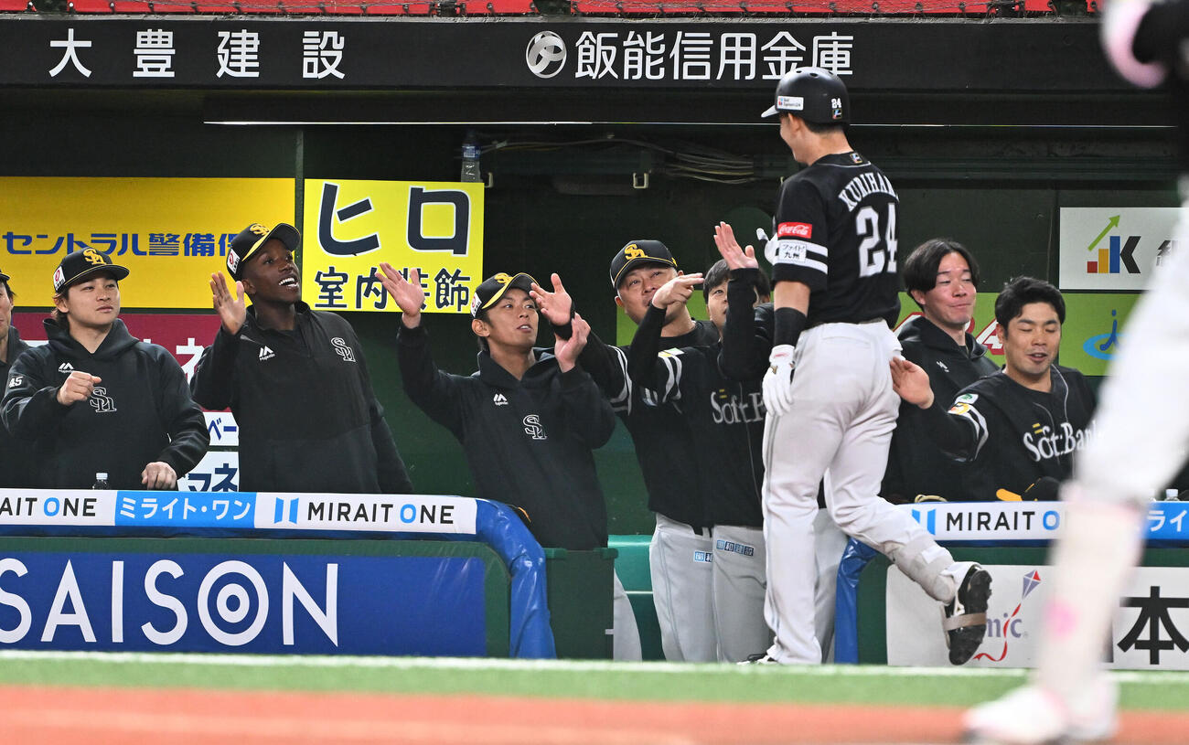 西武対ソフトバンク　1回表ソフトバンク2死、先制ソロ本塁打を放った栗原陵矢（手前）を迎える選手たち（撮影・滝沢徹郎）