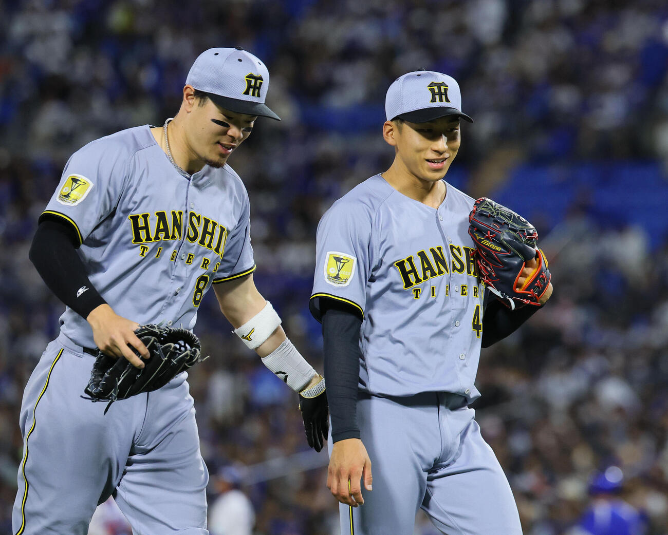 DeNA対阪神　4回を終え、佐藤輝明（左）に声をかけられ笑顔を見せる阪神茨木秀俊（撮影・藤尾明華）