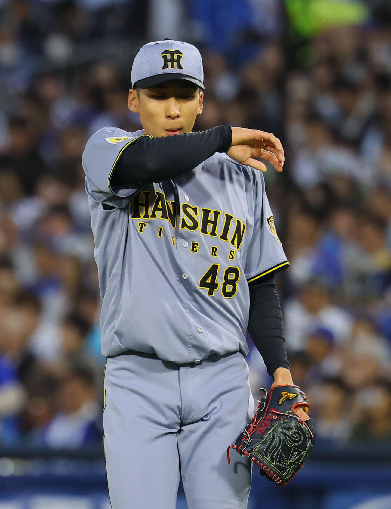 DeNA対阪神　4失点した1回を終え、ベンチに戻る阪神茨木秀俊（撮影・藤尾明華）