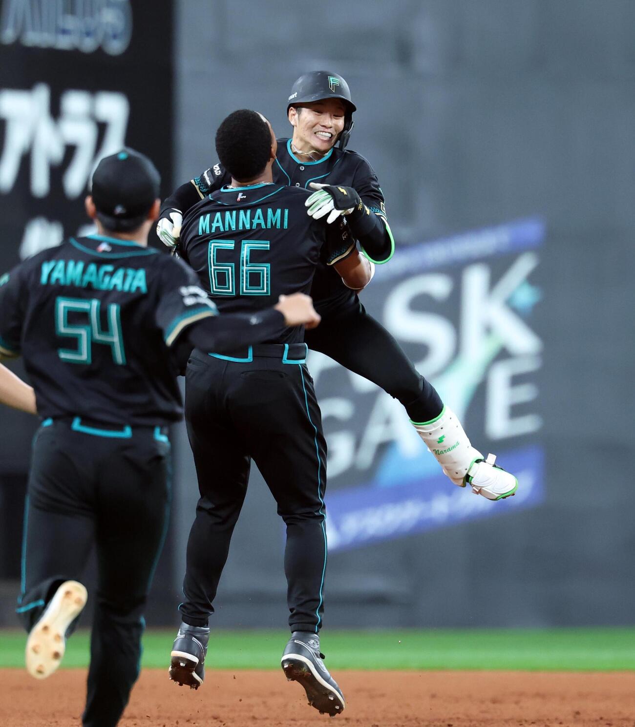 日本ハム対楽天　10回裏日本ハム2死二、三塁、サヨナラ打を放ちナインと抱き合う奈良間大己（撮影・黒川智章）