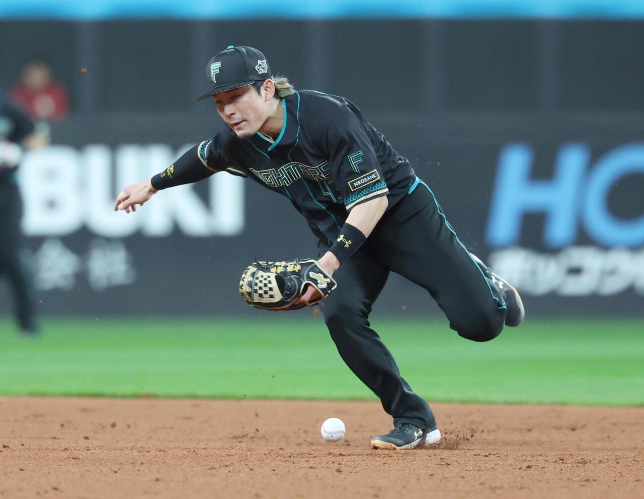 日本ハム対楽天　5回表楽天2死一、二塁、小深田打球をはじく水野達稀（撮影・黒川智章）