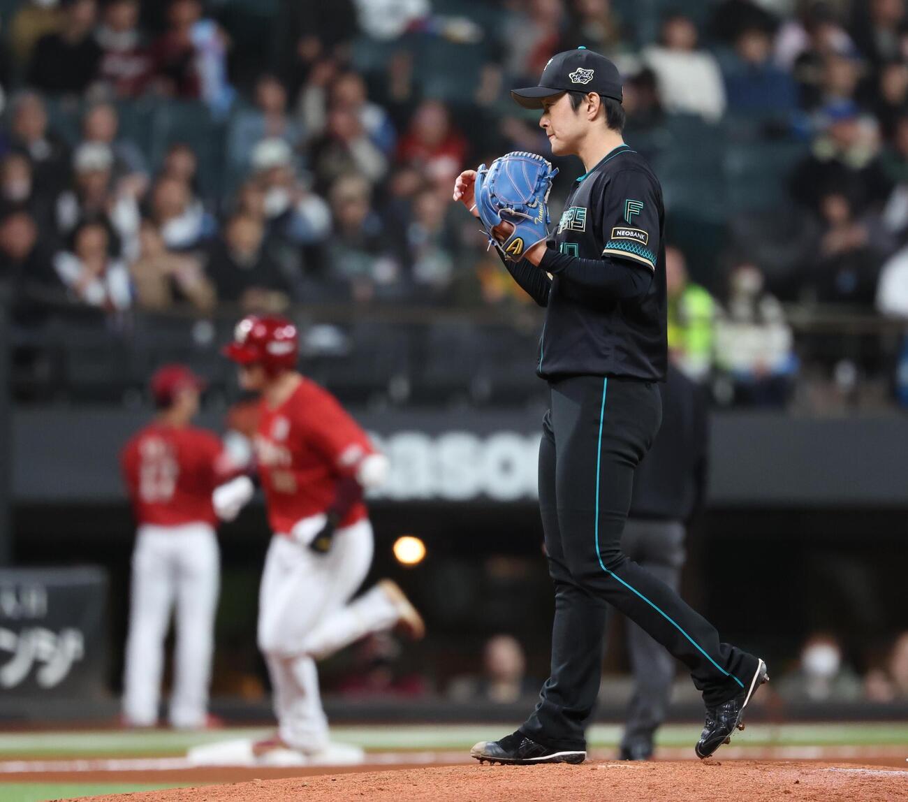 日本ハム対楽天　6回表、伊藤裕に本塁打を浴びる玉井大翔（撮影・黒川智章）