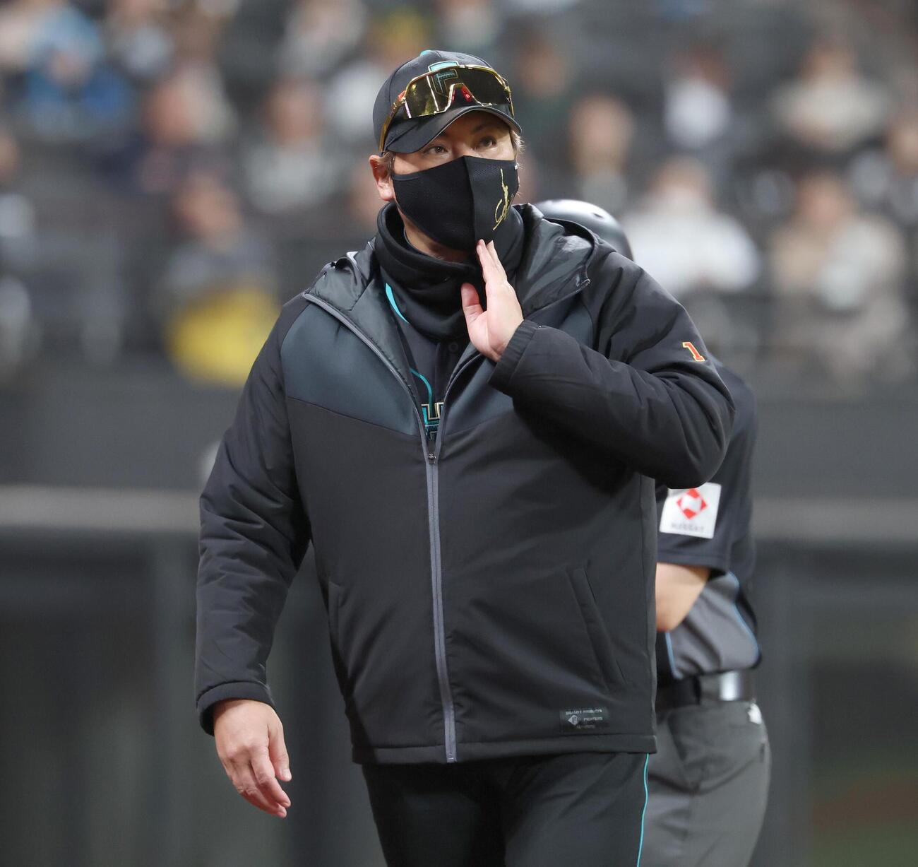 日本ハム対楽天　投手交代を告げる新庄剛志監督（撮影・黒川智章）