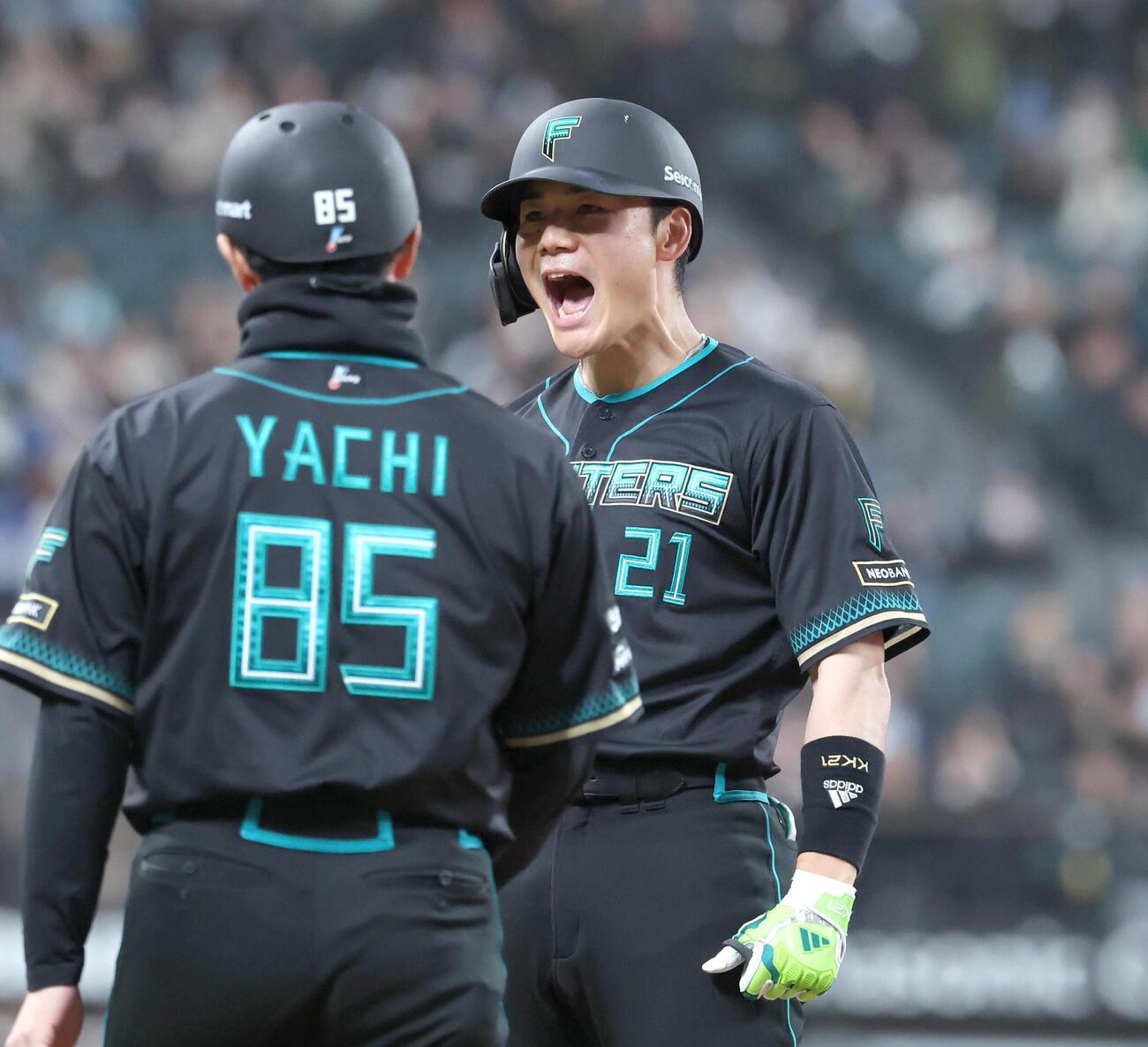 日本ハム対楽天　8回裏日本ハム1死一、二塁、適時打を放ち叫ぶ清宮幸太郎（撮影・黒川智章）