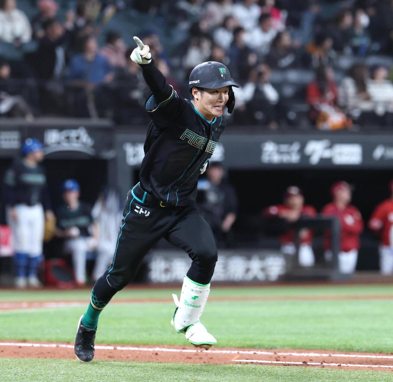 日本ハム対楽天　10回裏日本ハム2死二、三塁、サヨナラ打を放ち右手を突き上げる奈良間大己（撮影・黒川智章）