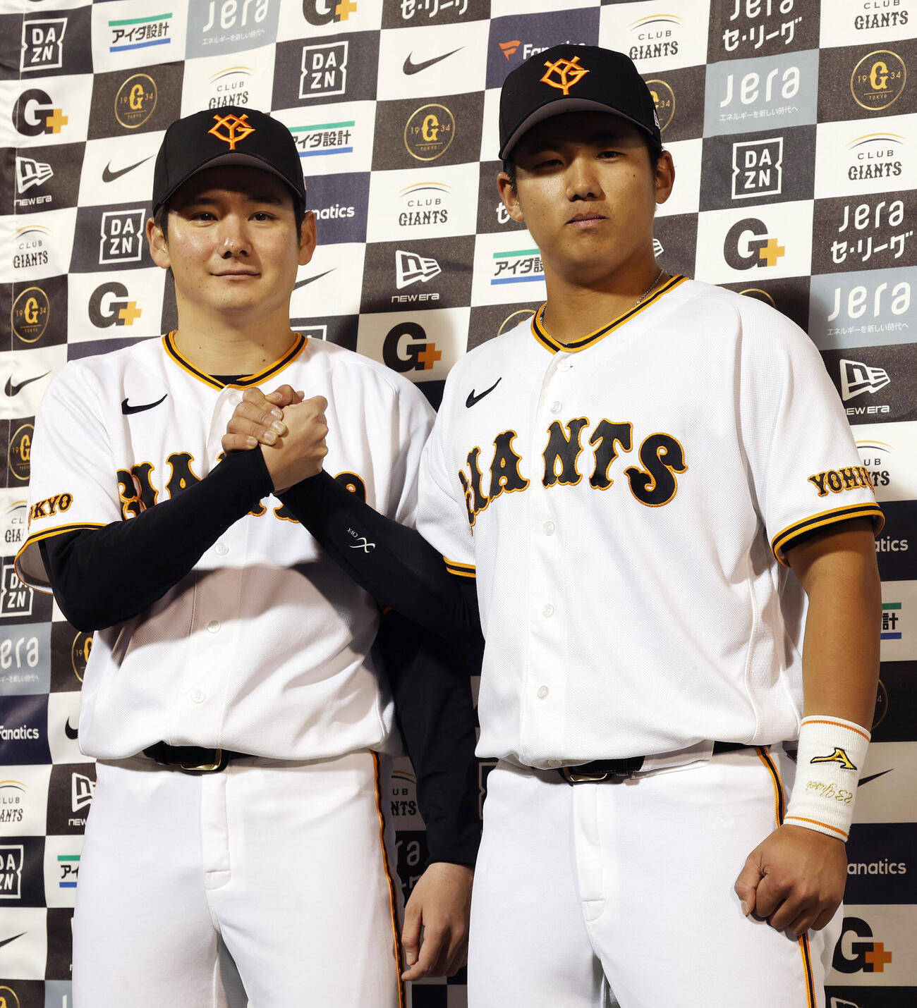 巨人対中日　お立ち台でがっちり握手する巨人竹丸和幸（左）と石塚裕惺（撮影・宮地輝）
