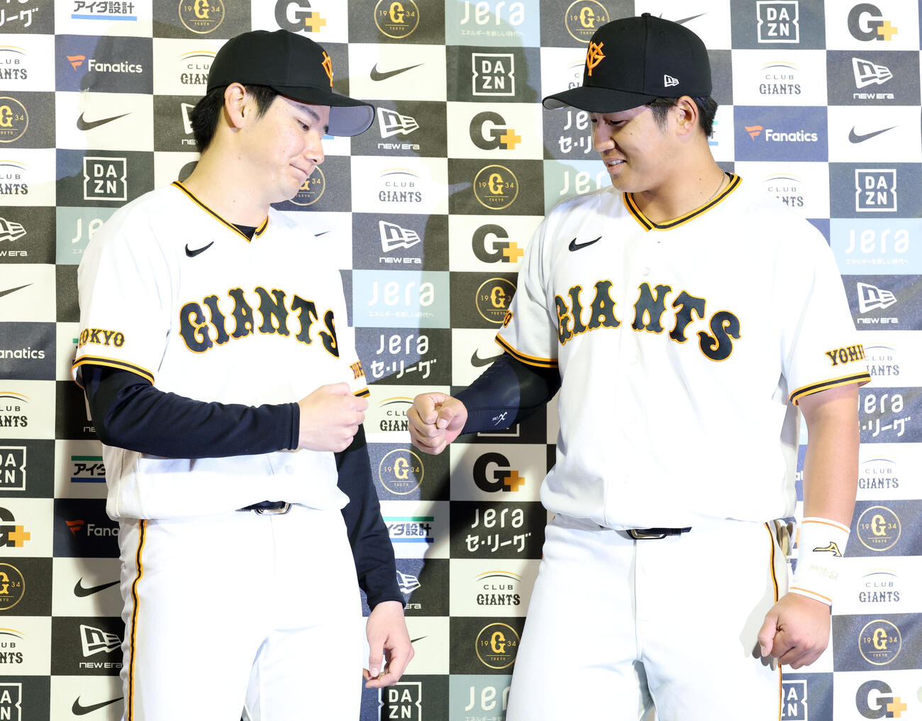 巨人対中日　ヒーローインタビューで笑顔でグータッチする巨人竹丸和幸（左）と石塚裕惺（撮影・浅見桂子）