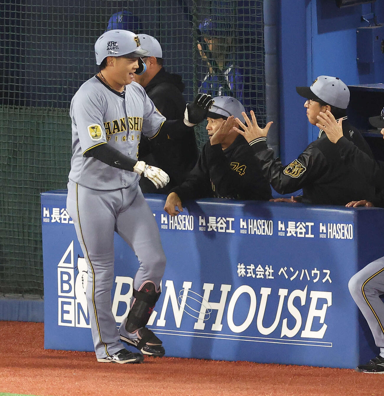 DeNA対阪神　3回表阪神2死満塁、逆転満塁本塁打で生還する大山悠輔（左）を迎える藤川球児監督＝2026年4月22日　