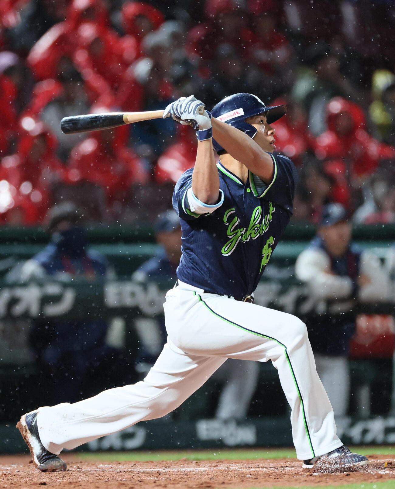 広島対ヤクルト　4回表ヤクルト1死二、三塁、山野太一は中犠飛を放つ（撮影・加藤孝規）