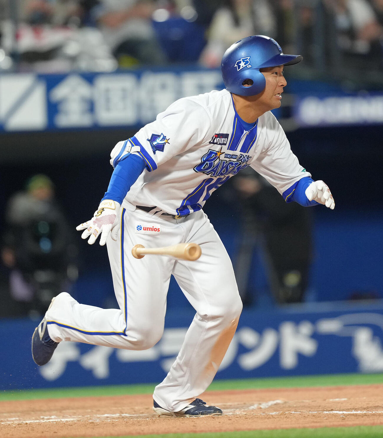 DeNA対阪神　8回裏DeNA1死二、三塁、勝又温史は中前適時打を放つ（撮影・足立雅史）