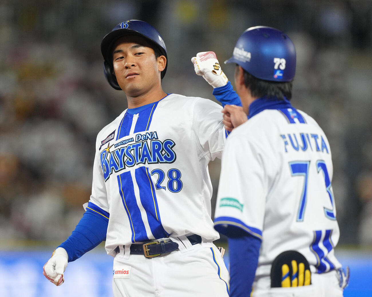 DeNA対阪神　8回裏DeNA1死二、三塁、勝又温史は中前適時打を放ちタッチを交わす（撮影・足立雅史）
