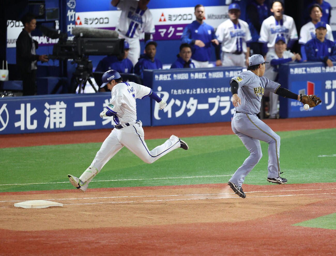 DeNA対阪神　5回裏DeNA1死三塁、適時内野安打を放つ佐野恵太。投手才木浩人（撮影・河田真司）