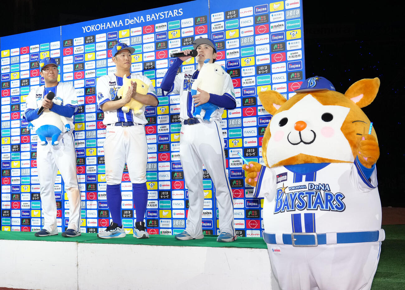 DeNA対阪神　1000試合出場を果たしたDeNA佐野恵太（右）はお立ち台でDeNA勝又温史（左）と京田陽太に祝福される（撮影・足立雅史）