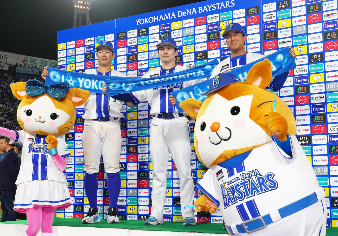 DeNA対阪神　お立ち台で笑顔を見せるDeNAの、左から京田陽太、佐野恵太、勝又温史（撮影・足立雅史）