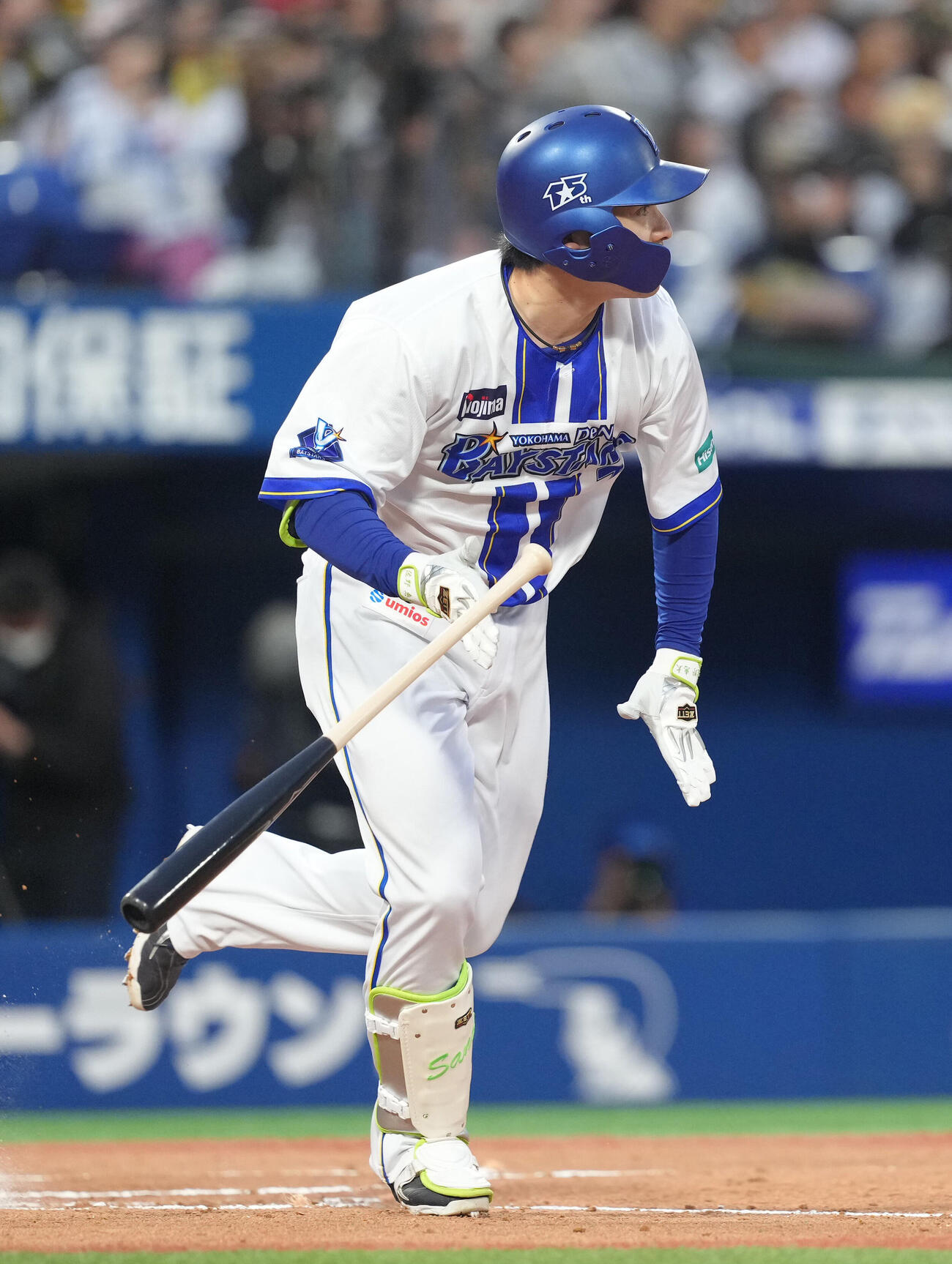 DeNA対阪神　1回裏DeNA1死二、三塁、佐野恵太は先制2点適時打を放つ（撮影・足立雅史）