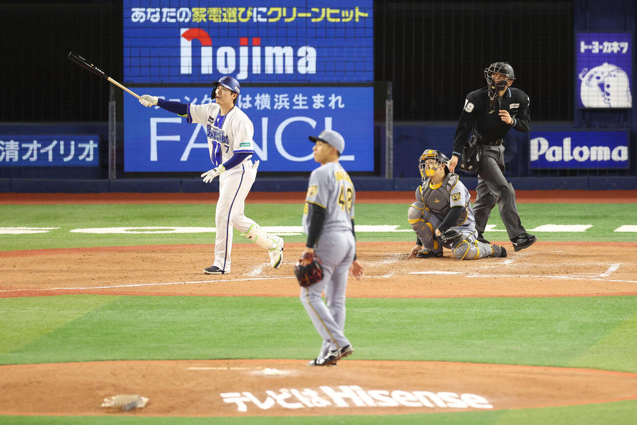 DeNA対阪神　3回裏DeNA無死、右越え同点ソロ本塁打を放つ佐野恵太。投手茨木秀俊＝2026年4月22日　