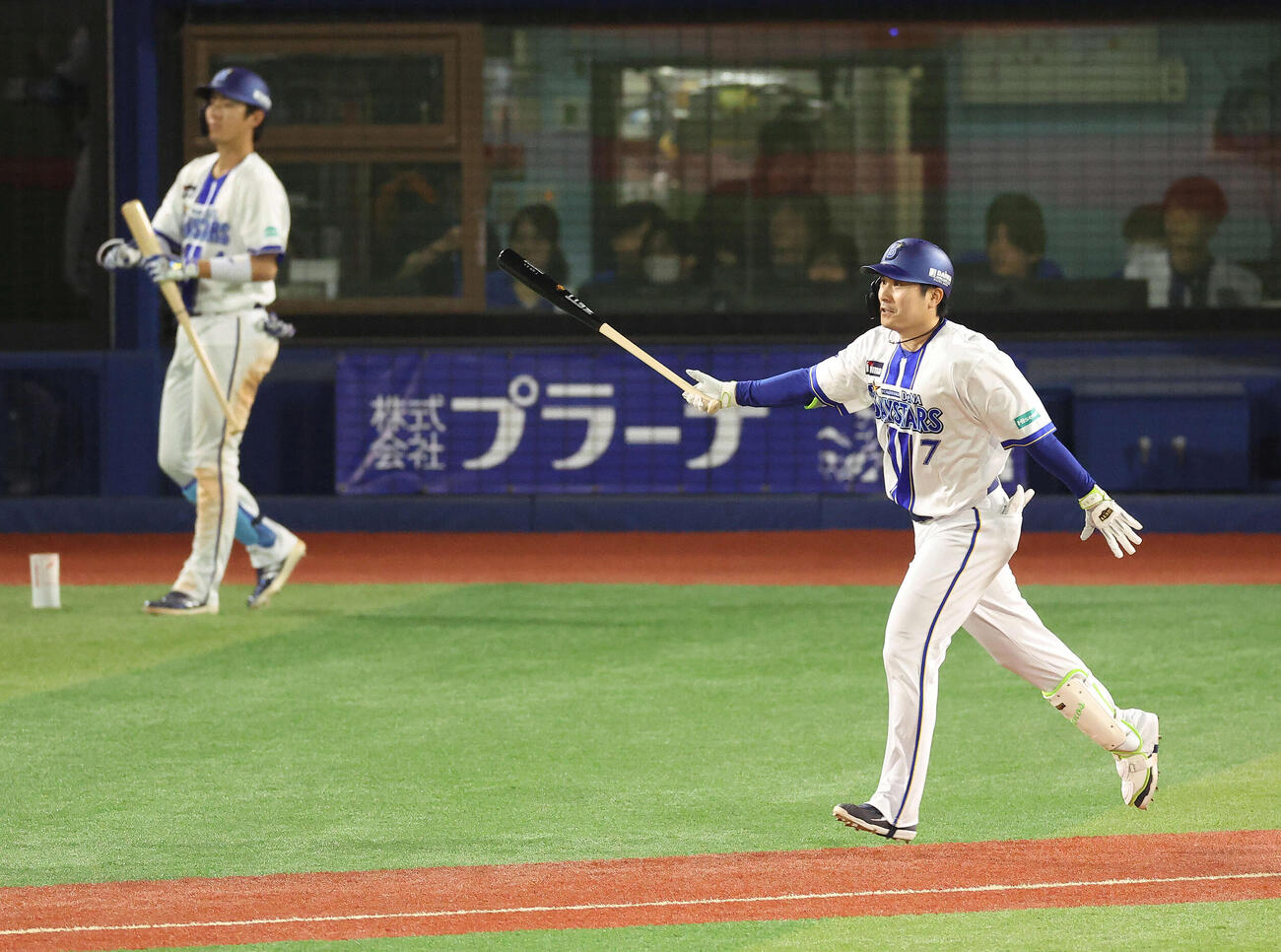 DeNA対阪神　3回裏DeNA無死、右越え同点ソロ本塁打を放つ佐野恵太。投手茨木秀俊＝2026年4月22日　