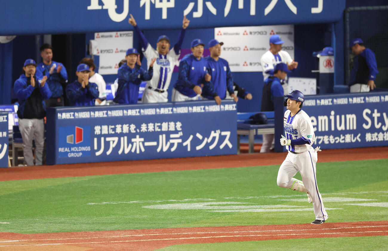 DeNA対阪神　3回裏DeNA無死、右越え同点ソロ本塁打を放つ佐野恵太。投手茨木秀俊＝2026年4月22日　