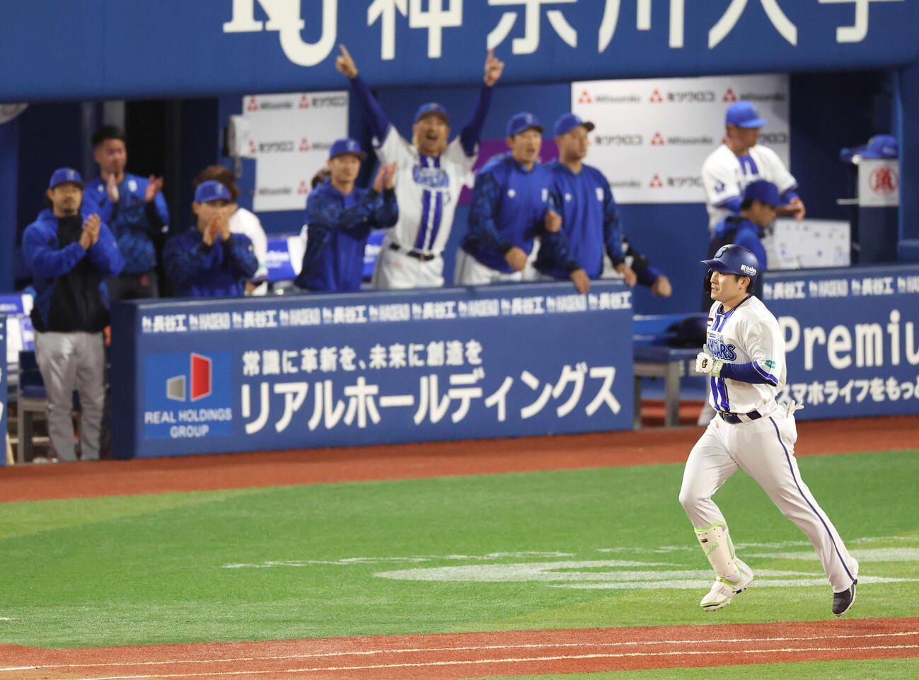 DeNA対阪神　3回裏DeNA無死、右越え同点ソロ本塁打を放つ佐野恵太。投手茨木秀俊＝2026年4月22日　