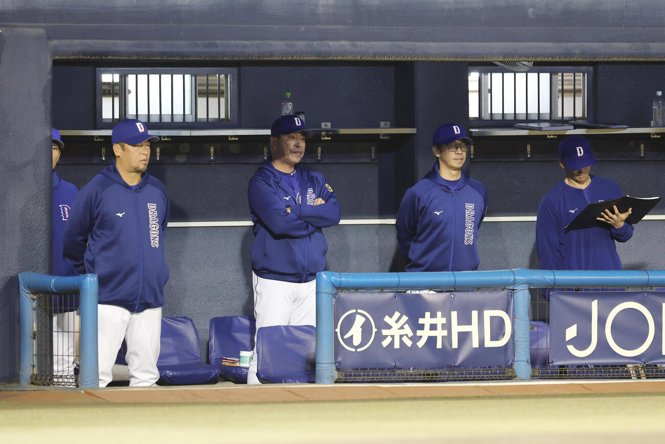 巨人対中日　厳しい表情で戦況を見つめる中日井上一樹監督（中央）（撮影・宮地輝）