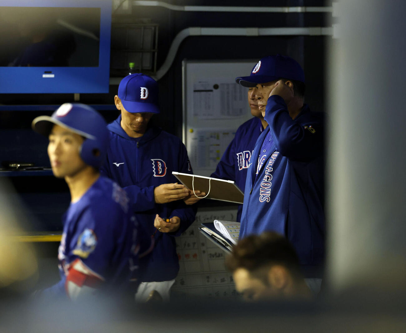 巨人対中日　黒星を続け、ぼんやりと試合を見つめるる中日井上一樹監督（右）ら（撮影・浅見桂子）